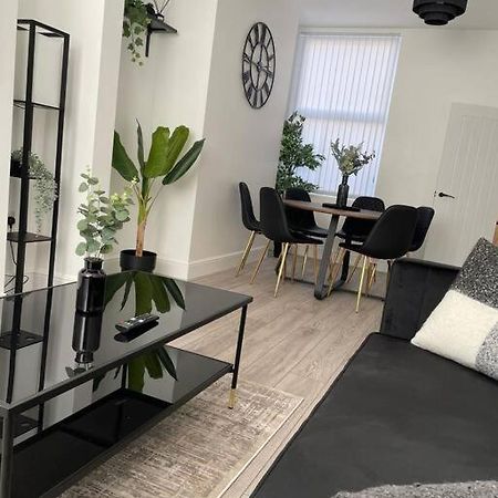 Beautiful Anfield Family Home リヴァプール エクステリア 写真