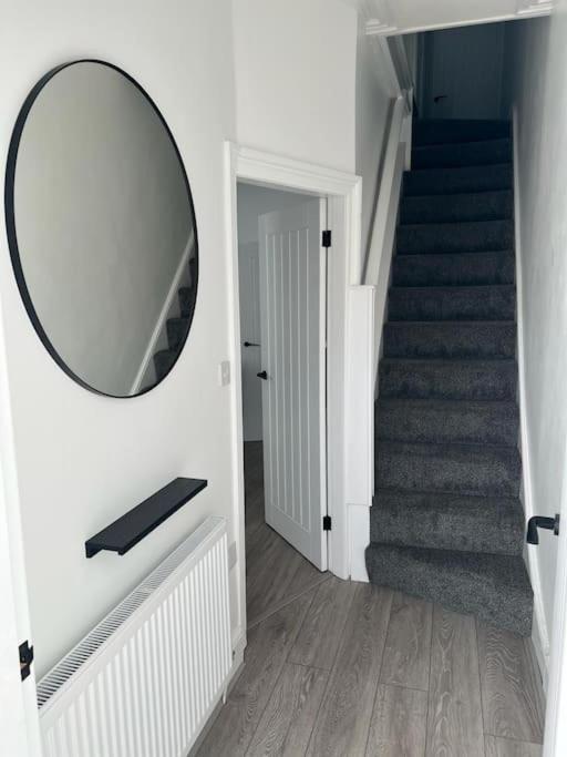 Beautiful Anfield Family Home リヴァプール エクステリア 写真
