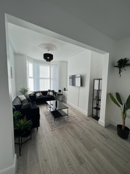 Beautiful Anfield Family Home リヴァプール エクステリア 写真