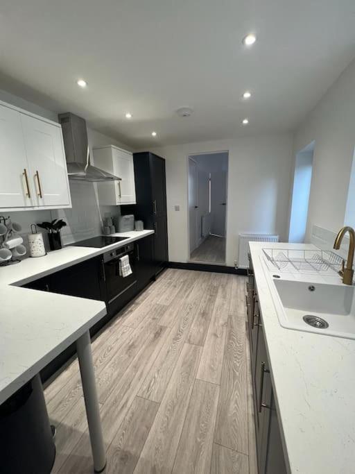 Beautiful Anfield Family Home リヴァプール エクステリア 写真