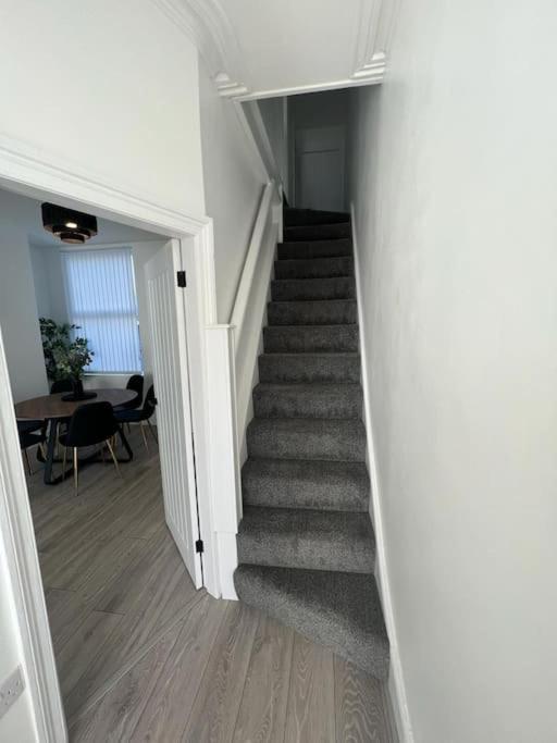Beautiful Anfield Family Home リヴァプール エクステリア 写真