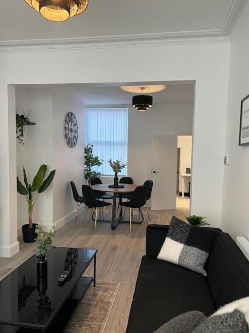 Beautiful Anfield Family Home リヴァプール エクステリア 写真