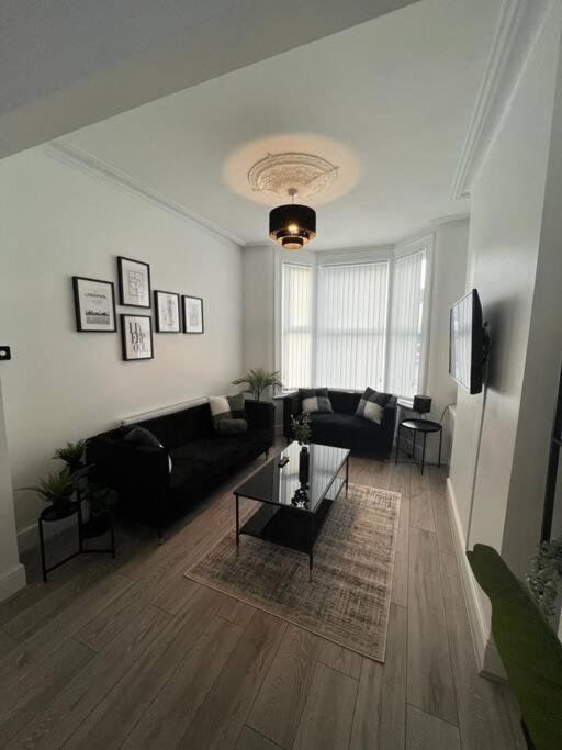 Beautiful Anfield Family Home リヴァプール エクステリア 写真
