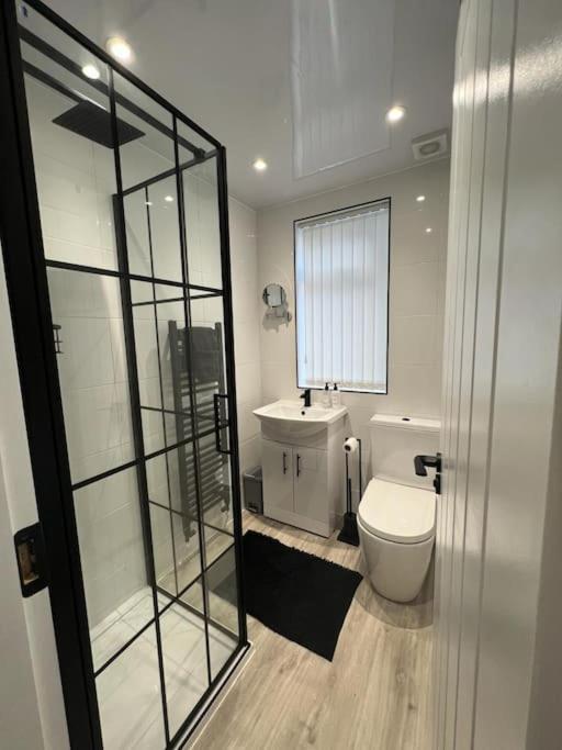 Beautiful Anfield Family Home リヴァプール エクステリア 写真